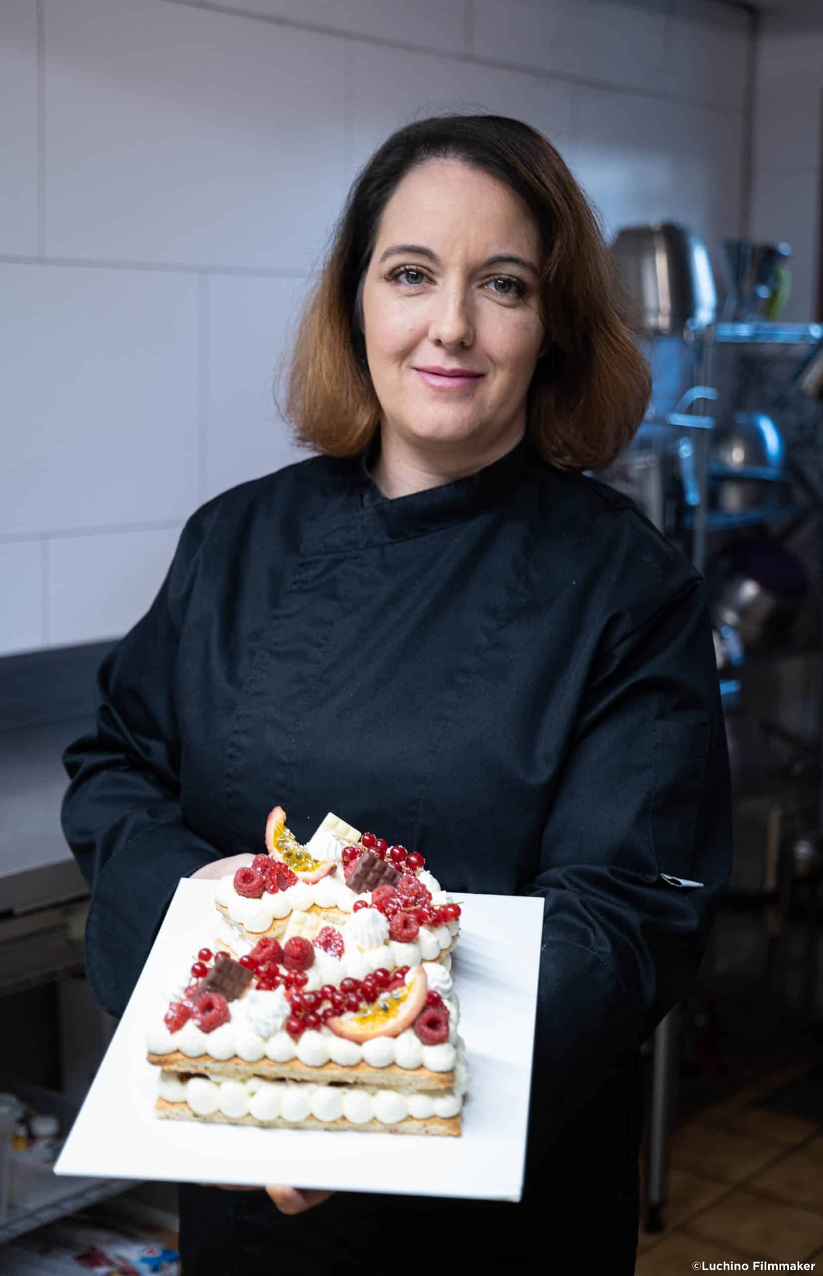 Photo de Sabrina Mirodelvalle avec un number cake - Pâtisserie Noisiel 77